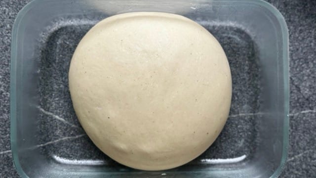 Reifer Hefeteig für Apfeltaschen.