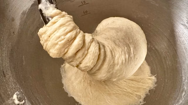 Hefeteig für Apfeltaschen kneten.