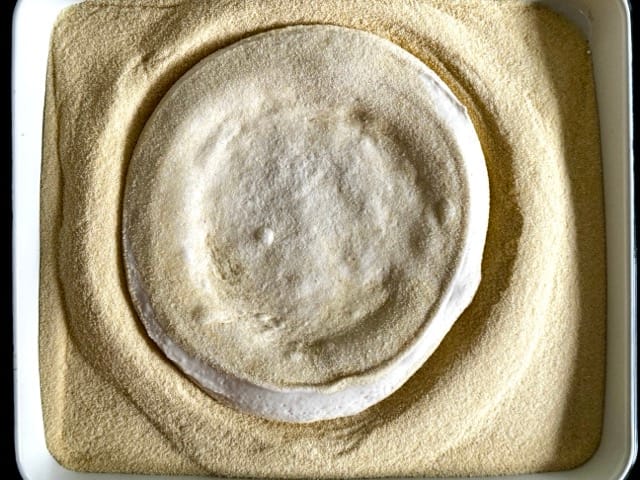 Pizzaballen im Semola-Bett vorformen.