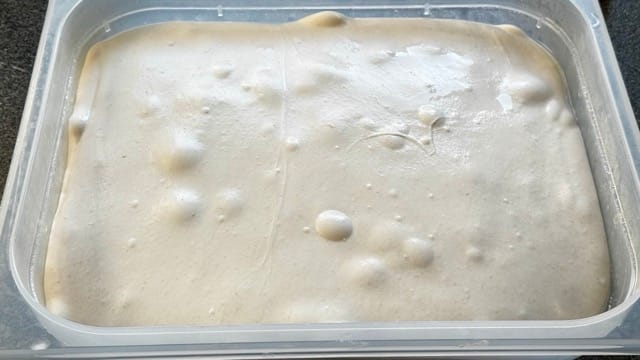 Reifer Teig für Sauerteig-Focaccia ohne Hefe.