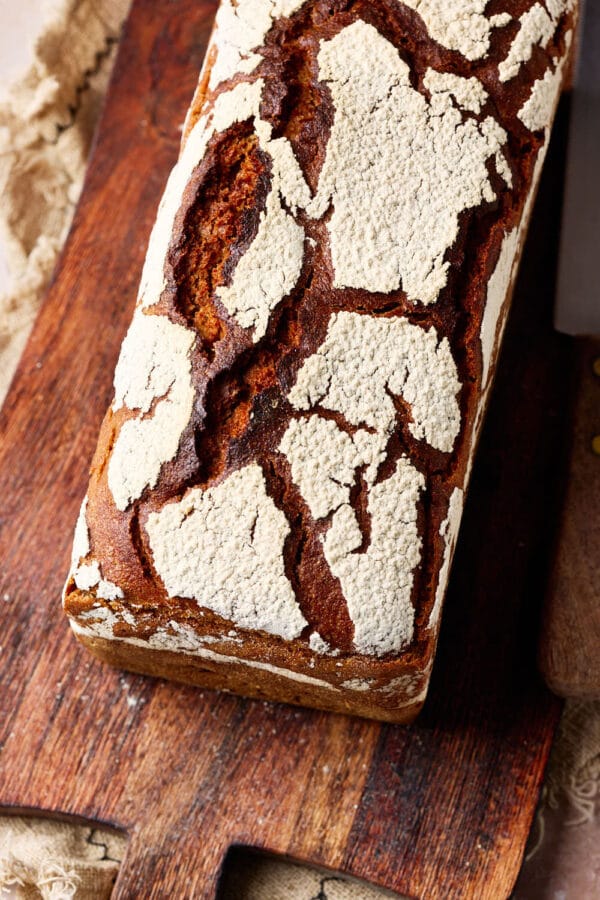 Reines Roggenbrot mit Sauerteig auf einem rustikalen Holzbrett.
