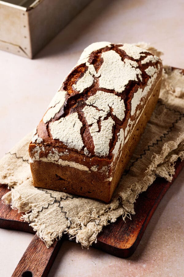 Reines Roggenbrot mit Sauerteig auf einem rustikalen Holzbrett.
