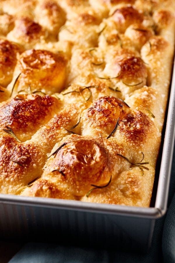 Nahaufnahme einer knusprigen Focaccia mit Sauerteig in eine Backform.