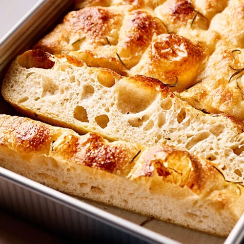 Luftige, angeschnittene Focaccia mit Sauerteig in eine Backform.