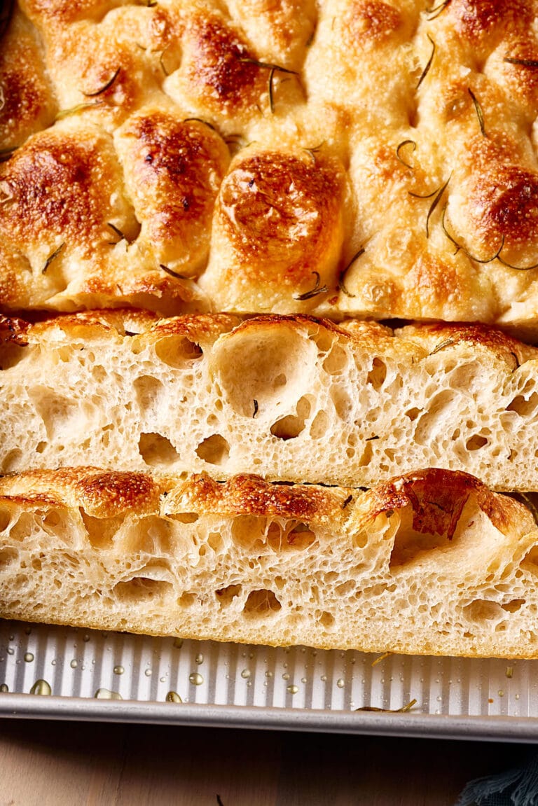 Luftige, angeschnittene Focaccia mit Sauerteig in eine Backform.