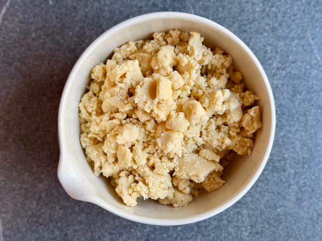 Streuselteig für Apfelkuchen mit Quark und Streusel.