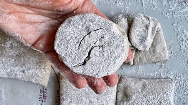 Roggensauerteig Brötchen formen.