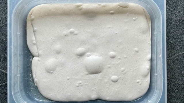 Teig für Focaccia mit Sauerteig in einer Gärbox.