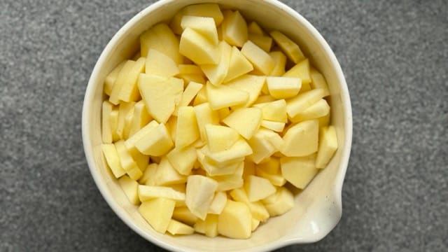 Vorbereitete Äpfel für Apfelkuchen in einer Schale.