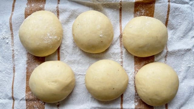 Reife Teiglinge für Dampfnudeln.