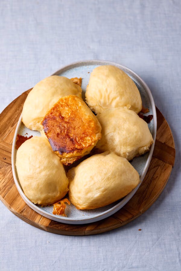 Süße Dampfnudeln mit Karamellkruste.