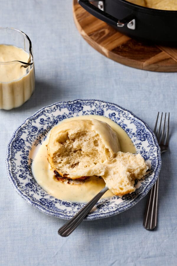 Omas Dampfnudeln mit selbst gemachter Vanillesoße.