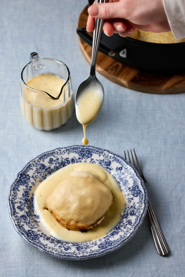 Omas Dampfnudeln mit selbst gemachter Vanillesoße.