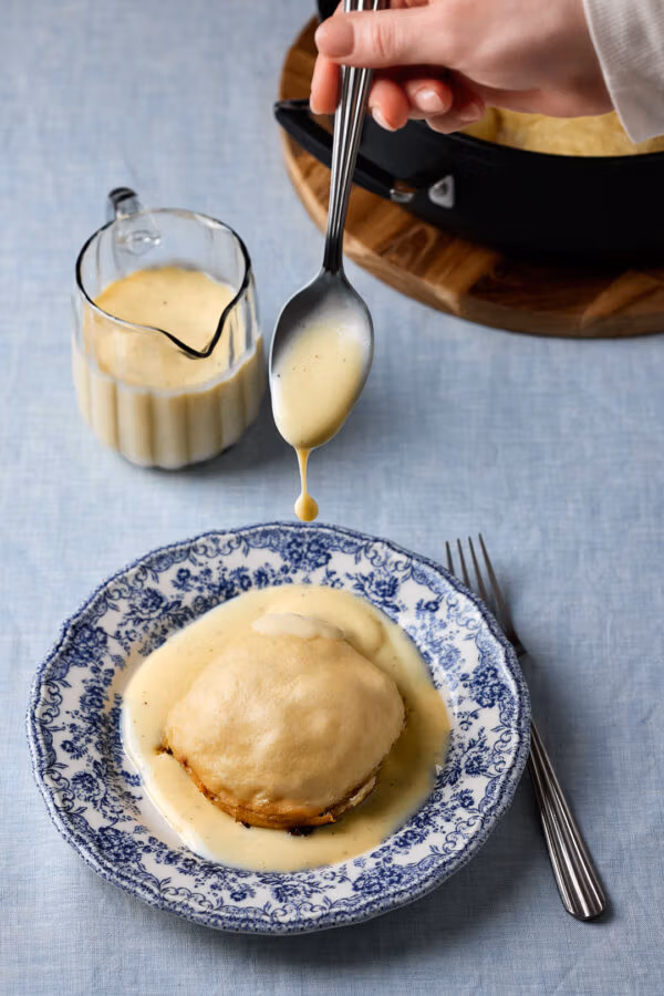 Omas Dampfnudeln mit selbst gemachter Vanillesoße.
