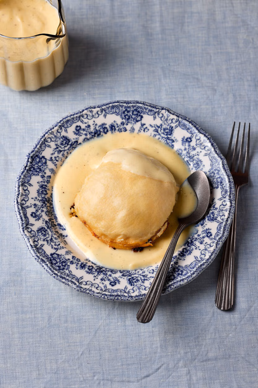 Omas Dampfnudeln mit selbst gemachter Vanillesoße.