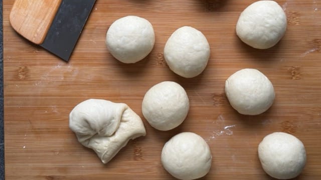 Teiglinge für Dampfnudeln formen.