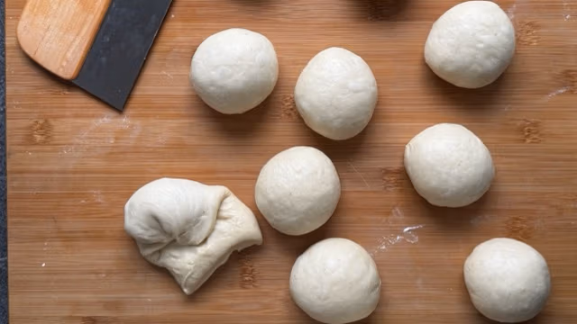 Teiglinge für Dampfnudeln formen.