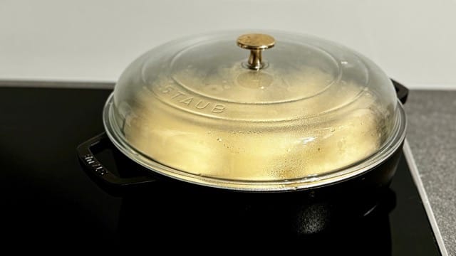 Salzige Dampfnudeln beim Dämpfen.