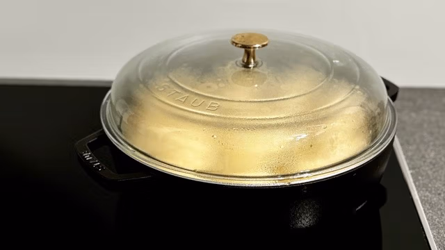 Salzige Dampfnudeln beim Dämpfen.