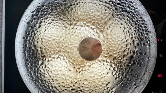 Omas Dampfnudeln beim dämpfen im Milchbad.