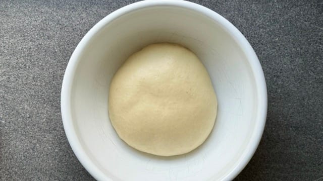 gekneteter Hefeteig in einer Schüssel.