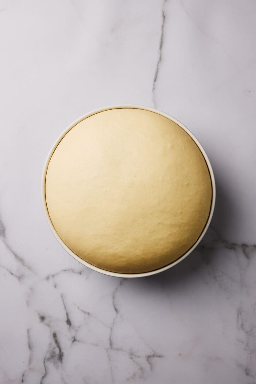 Gereifter Hefeteig in einer Keramikschüssel.