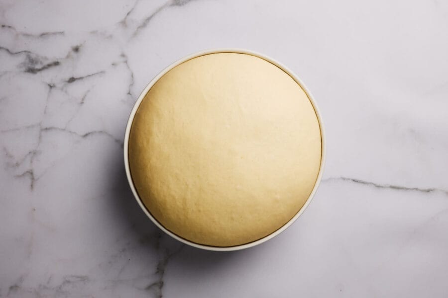 Gereifter Hefeteig in einer Keramikschüssel.