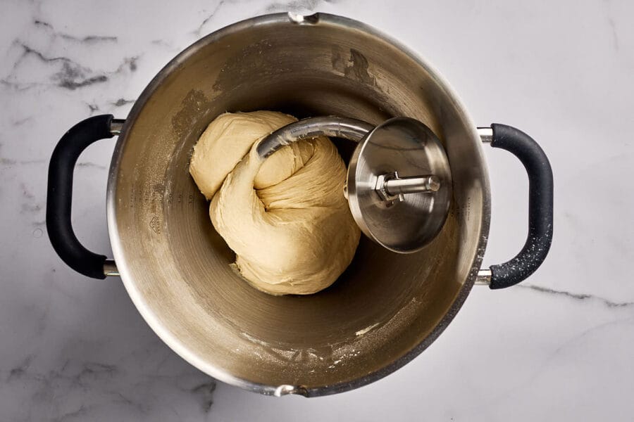 Gekneteter Hefeteig in einer Teigschüssel.