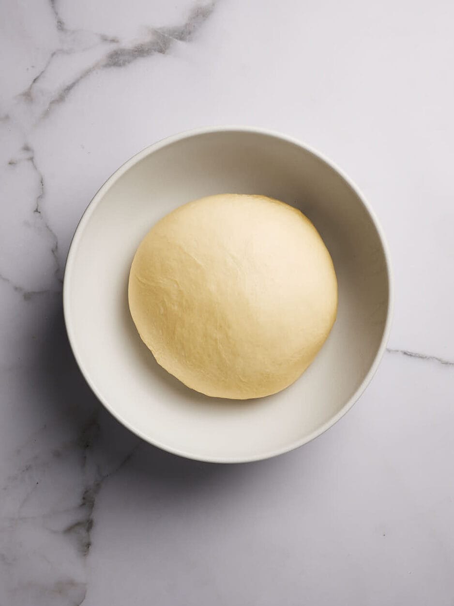 Hefeteig in einer Keramikschüssel.