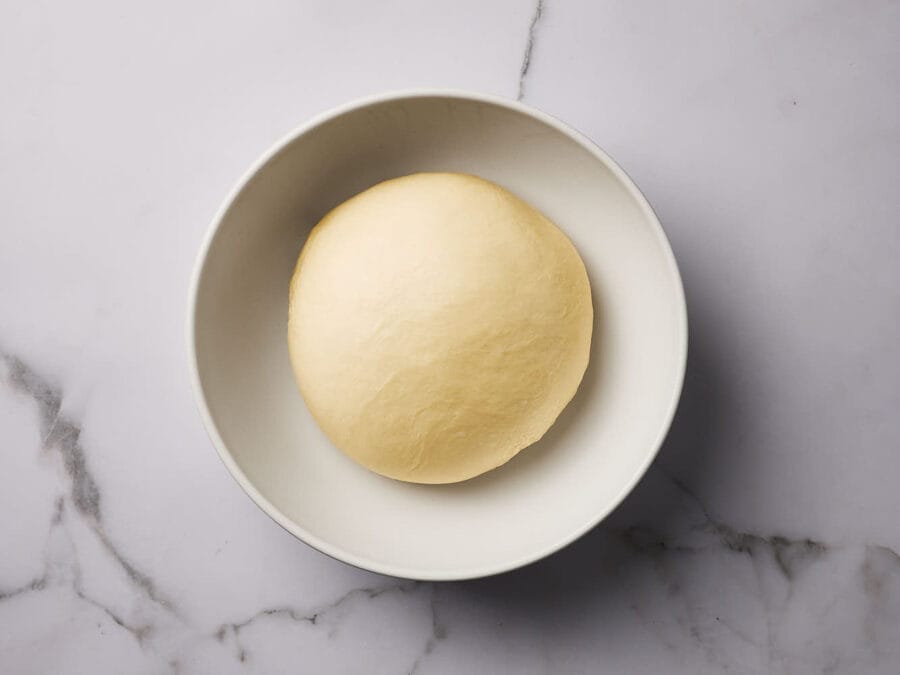 Hefeteig in einer Keramikschüssel.