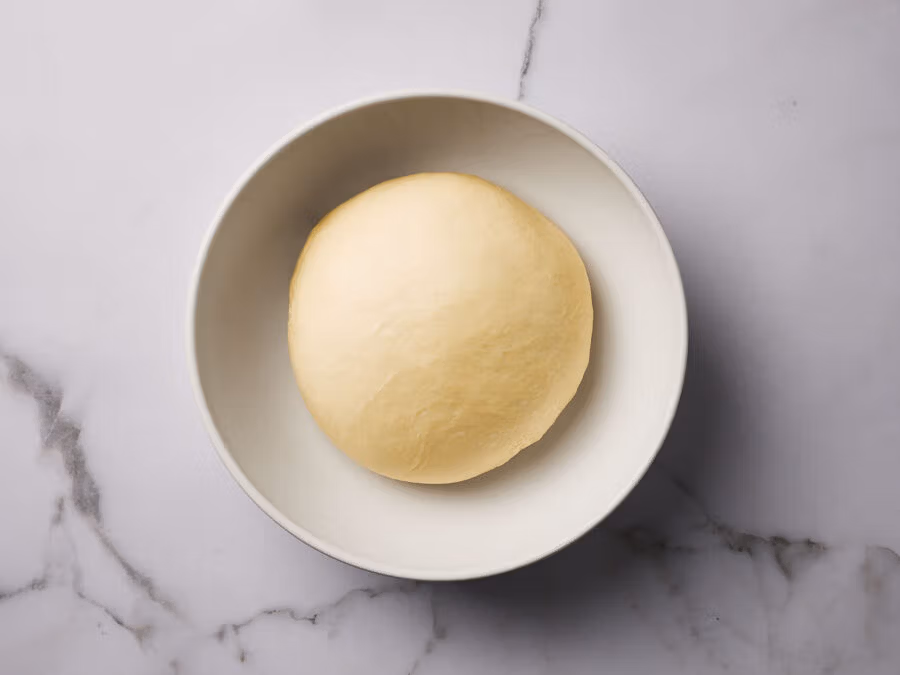 Hefeteig in einer Keramikschüssel.