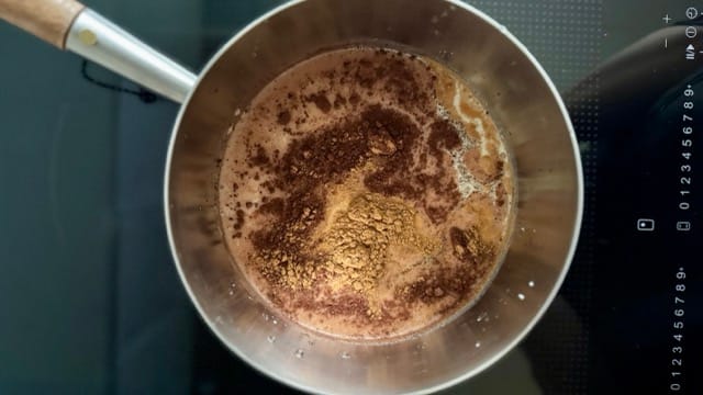 Milch, Zucker und Gewürze für Nussfüllung aufkochen.