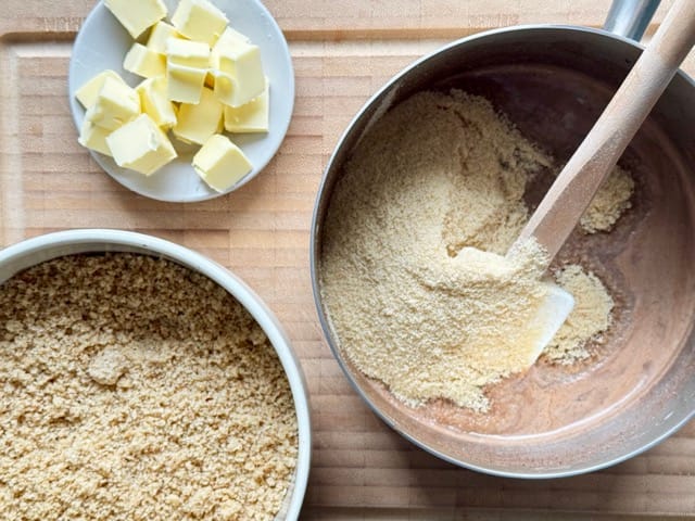 Löffelbiskuit und Nüsse in die heiße Milch für Nussfüllung rühren.