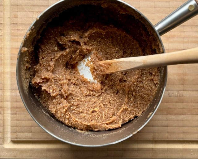 Nussfüllung cremig rühren.