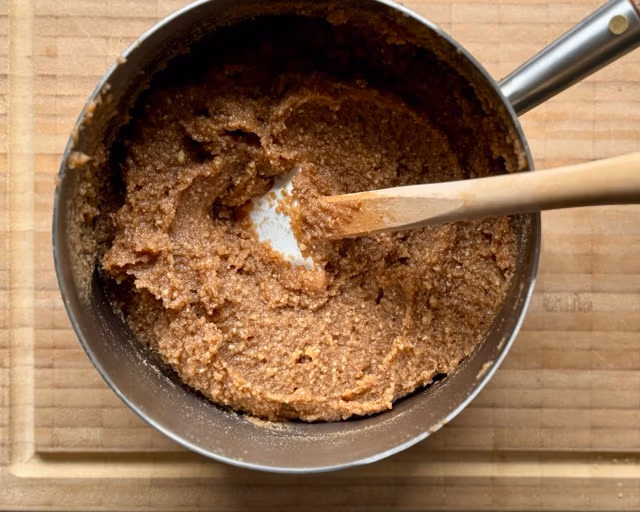 Nussfüllung cremig rühren.