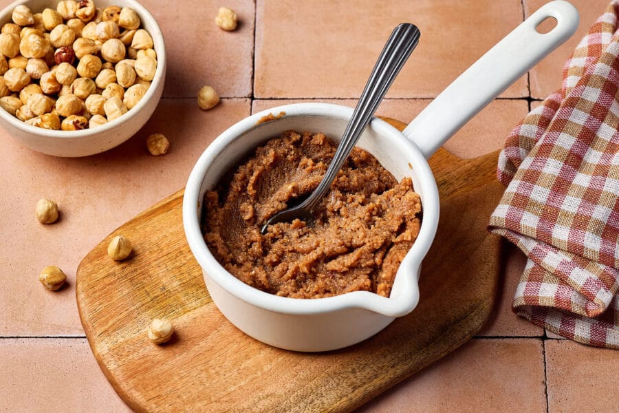 Die Nussfüllung in einem Topf für Hefezopf, Nussschnecken und süße Hefegebäcke.