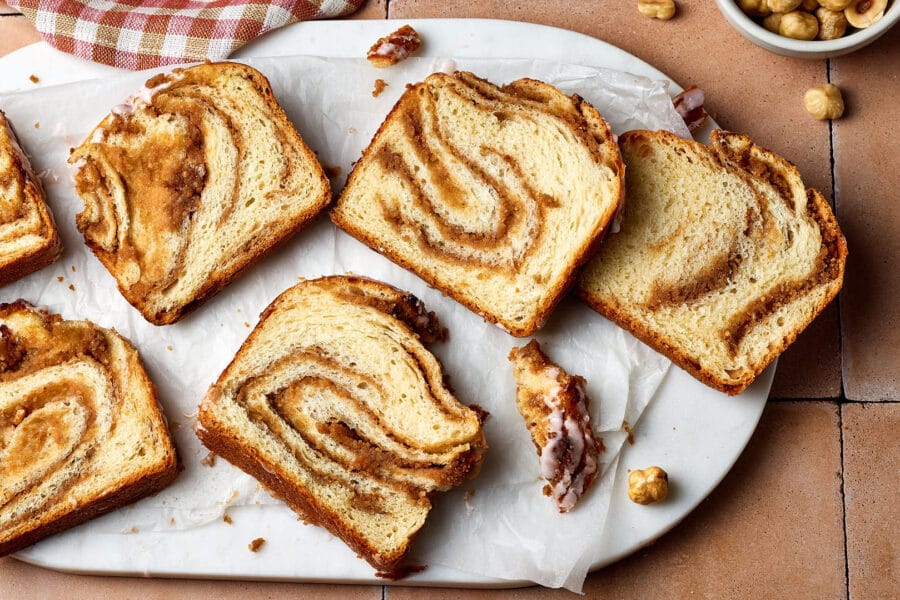 Saftiger Nusszopf mit Nussfüllung.