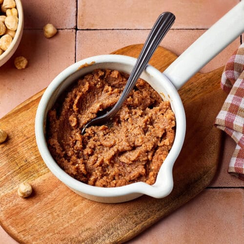 Die Nussfüllung in einem Topf für Hefezopf, Nussschnecken und süße Hefegebäcke.