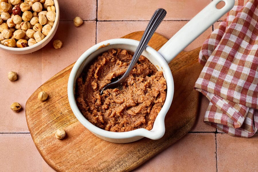 Die Nussfüllung in einem Topf für Hefezopf, Nussschnecken und süße Hefegebäcke.