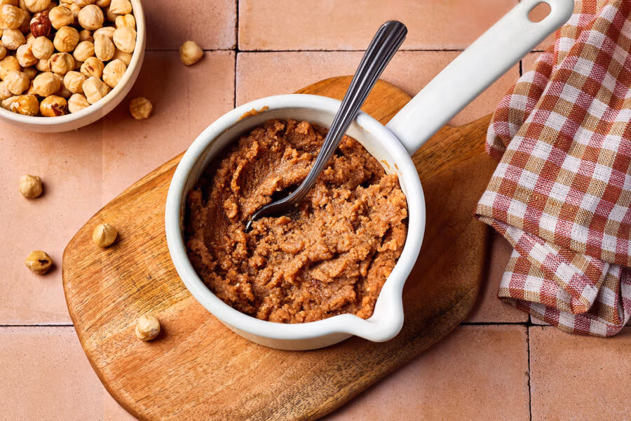 Die Nussfüllung in einem Topf für Hefezopf, Nussschnecken und süße Hefegebäcke.