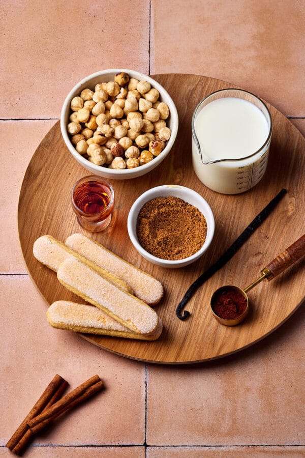 Die Nussfüllung in einem Topf für Hefezopf, Nussschnecken und süße Hefegebäcke.