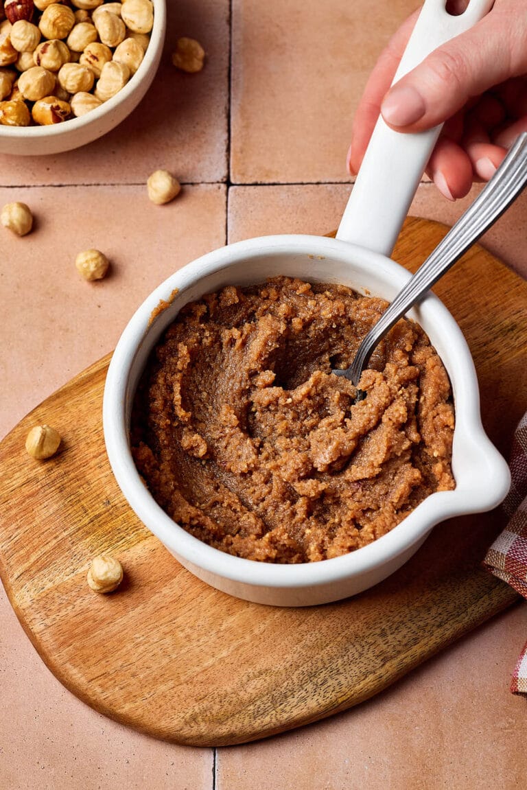 Die Nussfüllung in einem Topf für Hefezopf, Nussschnecken und süße Hefegebäcke.
