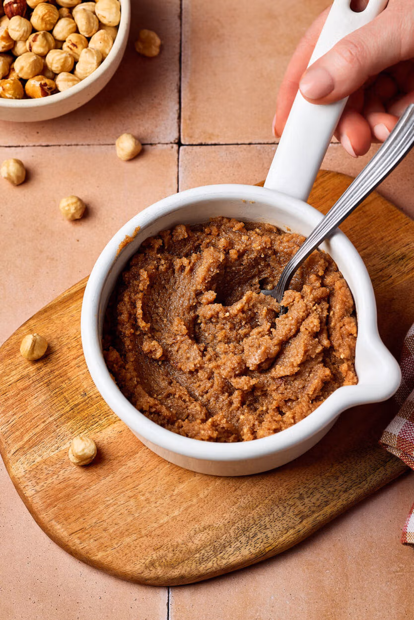 Die Nussfüllung in einem Topf für Hefezopf, Nussschnecken und süße Hefegebäcke.