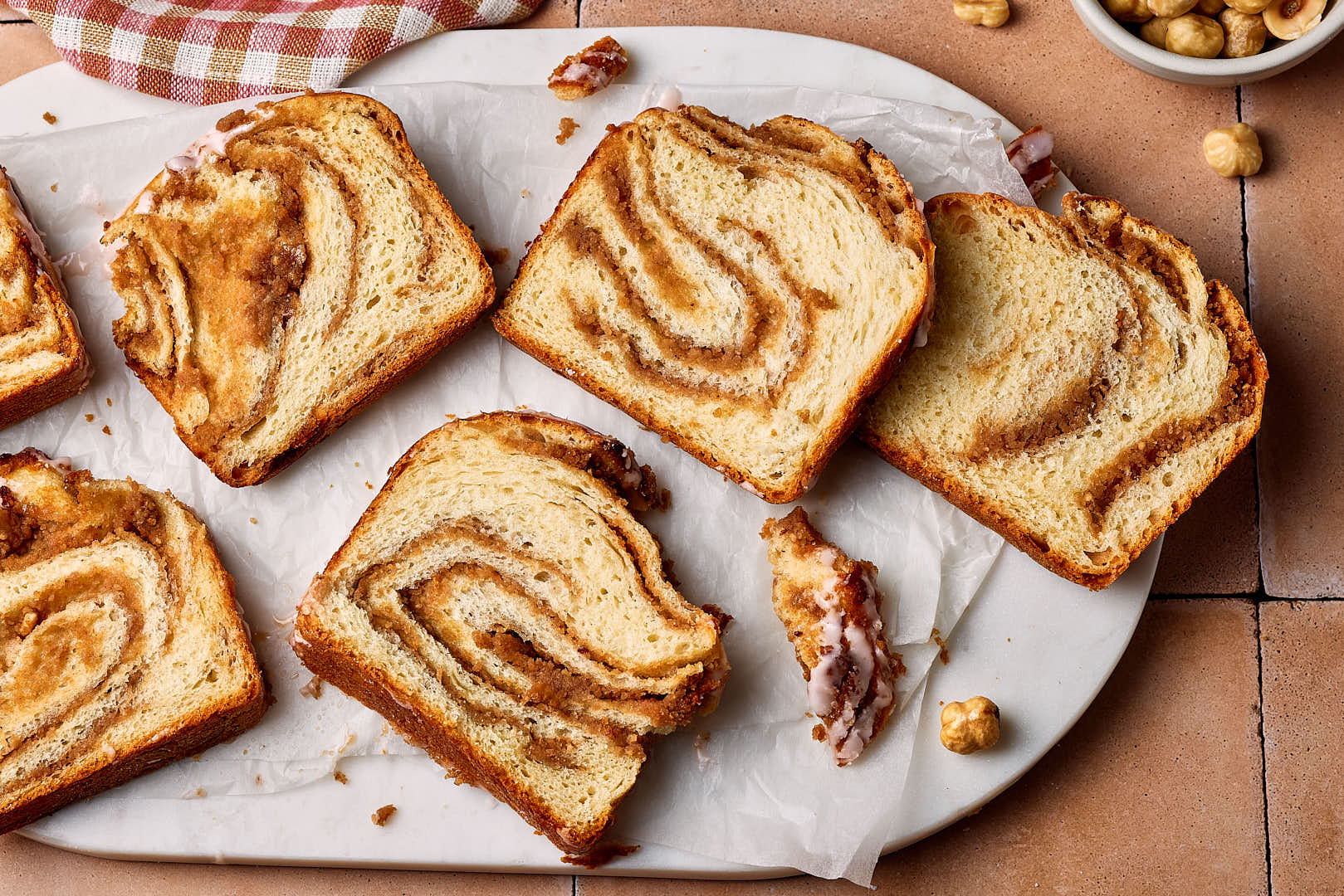 Saftiger Nusszopf in Scheiben geschnitten auf einem Marmortablett.