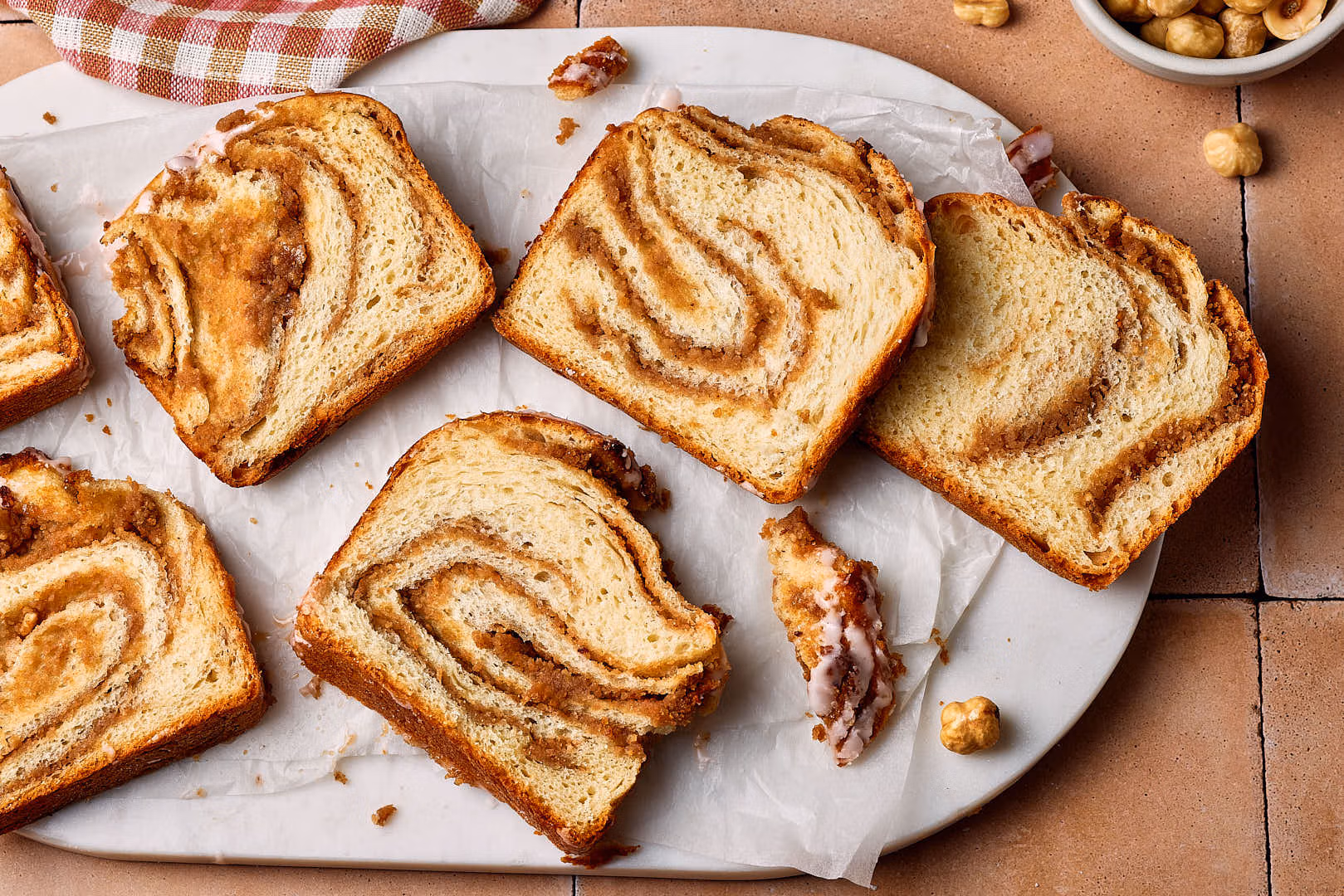 Saftiger Nusszopf in Scheiben geschnitten auf einem Marmortablett.