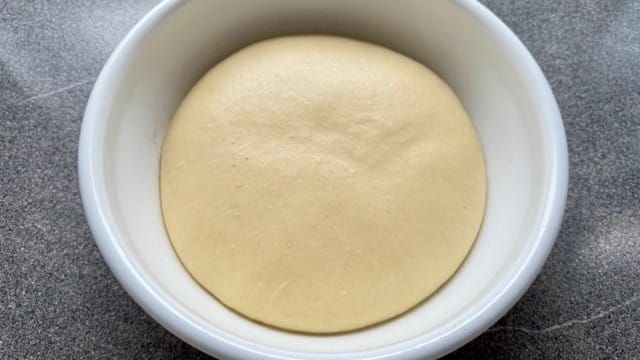 Hefeteig für Dampfnudeln in einer Schüssel.