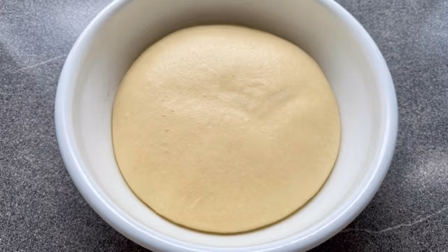 Hefeteig für Dampfnudeln in einer Schüssel.