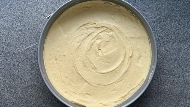 Rührteig für Apfel-Streuselkuchen in einer Springform.