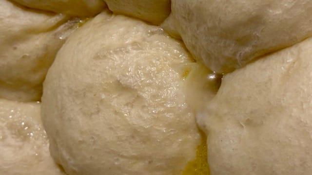 Dampfnudeln mit Salzkruste.