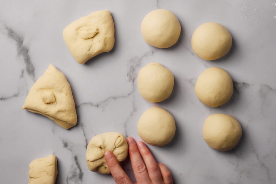 Teiglinge für salzige Dampfnudeln beim Formen.